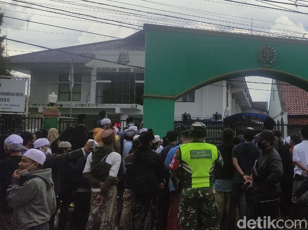 Simpatisan Geruduk Kantor Kejari Cianjur, Desak HRS Dibebaskan Simpatisan Geruduk Kantor Kejari Cianjur, Desak HRS Dibebaskan