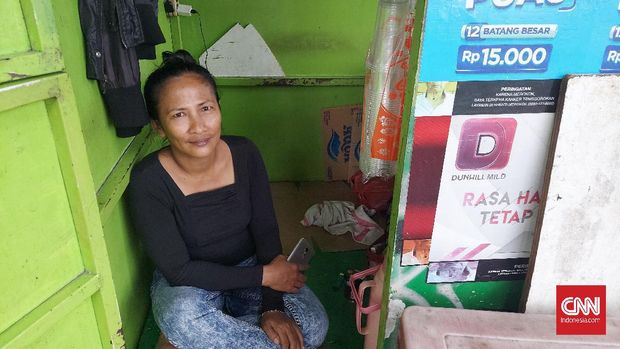 Suara Arus Bawah wacana larangan ondel-ondel Rahmeida, pedagang kelontong di Radio Dalam, Jaksel (47)