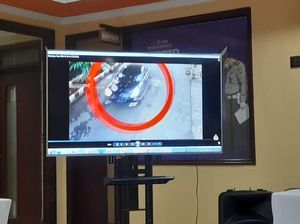 Rekaman CCTV Mobil Mercy Tabrak Lari Bocah di Kelapa Gading Rekaman CCTV Mobil Mercy Tabrak Lari Bocah di Kelapa Gading