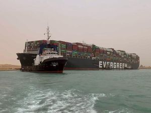Kapal Raksasa Nyangkut di Terusan Suez Bikin Pusing Seluruh Dunia Kapal Raksasa Nyangkut di Terusan Suez Bikin Pusing Seluruh Dunia