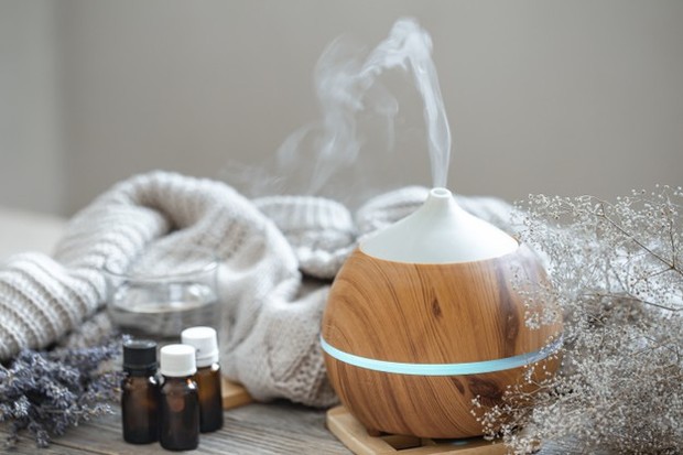 AC dan pemanas dapat menyebabkan kulit kamu kehilangan kelembapan, jadi gunakan humidifier ketika kamu tidur.