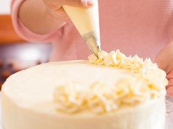 4 Tips Bikin Buttercream Enak untuk Dekorasi Lunch Box Cake