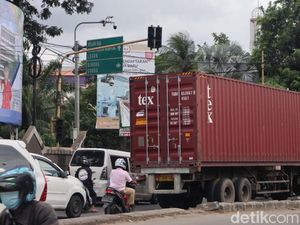 Traffic Light Jl Raya Legok Tangerang Masih Mati, Pak Ogah Beraksi