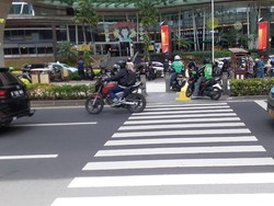 Terakhir Dijaga Pekan Lalu, Trotoar Kuningan Masih Jadi Tempat Putar Balik