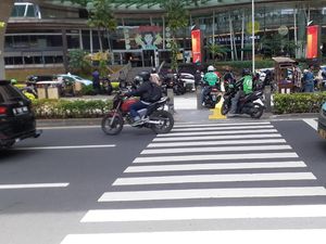 Terakhir Dijaga Pekan Lalu, Trotoar Kuningan Masih Jadi Tempat Putar Balik Terakhir Dijaga Pekan Lalu, Trotoar Kuningan Masih Jadi Tempat Putar Balik