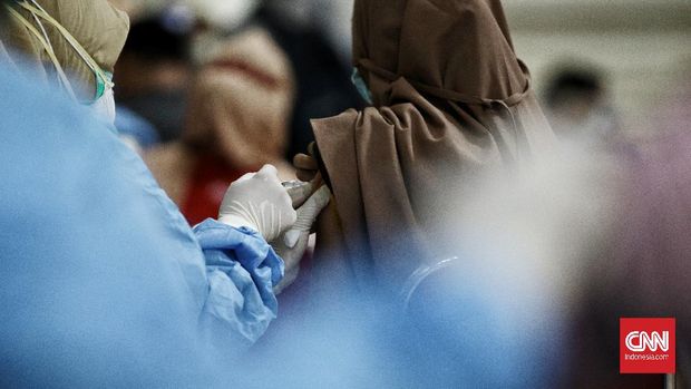Vaksin Massal Covid-19 Kota Depok Pedagang dan pegawai pusat perbelanjaan melaksanakan Vaksin Covid-19 dosis pertama di Depok Town Square (Detos). Depok, Rabu (24/3/2021). CNN Indonesia/Andry Novelino
