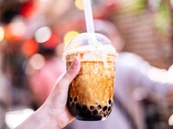 Begini Cara Benar Minum Boba agar Mutiaranya Tersedot Maksimal