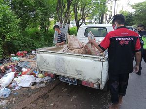 Duh! 2 Warga Makassar Ini Buang Sampah 1 Bak Pikap ke Pinggir Jalan Raya