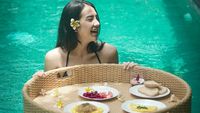 Pose Cantik Anya Geraldine Saat Minum Kopi dan Floating Breakfast