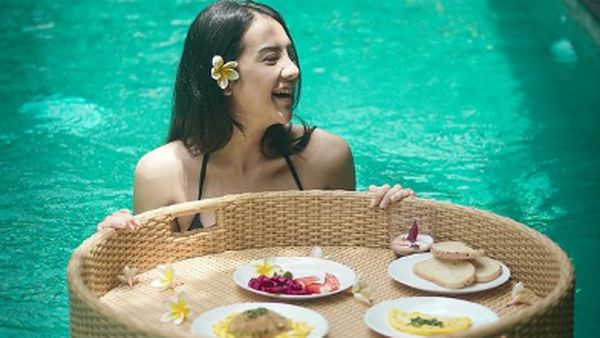 Pose Cantik Anya Geraldine Saat Minum Kopi dan Floating Breakfast