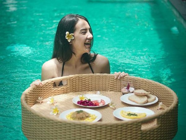 Pose Cantik Anya Geraldine Saat Minum Kopi dan Floating Breakfast