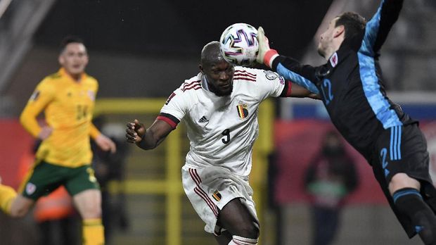 Belgium's forward Romelu Lukaku (C) heads the ball during the FIFA World Cup Qatar 2022 qualification football match between Belgium and Wales at the Den Dreef Stadium in Leuven on March 24, 2021. (Photo by JOHN THYS / AFP)