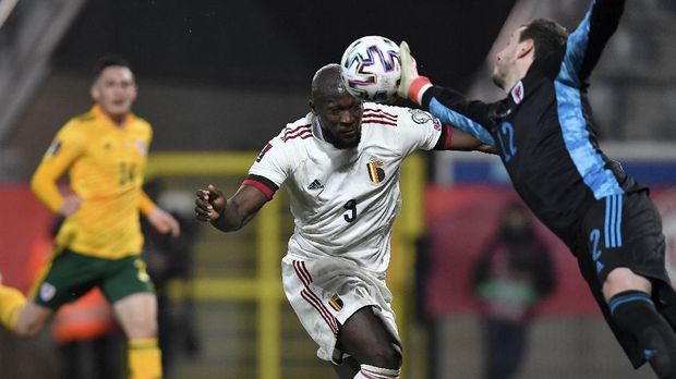Belgia vs Wales Belgium's forward Romelu Lukaku (C) heads the ball during the FIFA World Cup Qatar 2022 qualification football match between Belgium and Wales at the Den Dreef Stadium in Leuven on March 24, 2021. (Photo by JOHN THYS / AFP)