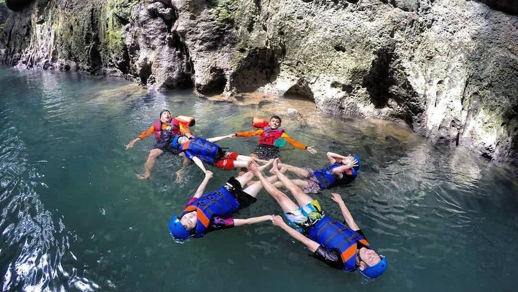 Foto: Serunya Body Rafting Menaklukkan Sungai Ciwayang