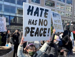 China Serang Balik AS, Mulai Soal Rasisme hingga Penanganan COVID-19