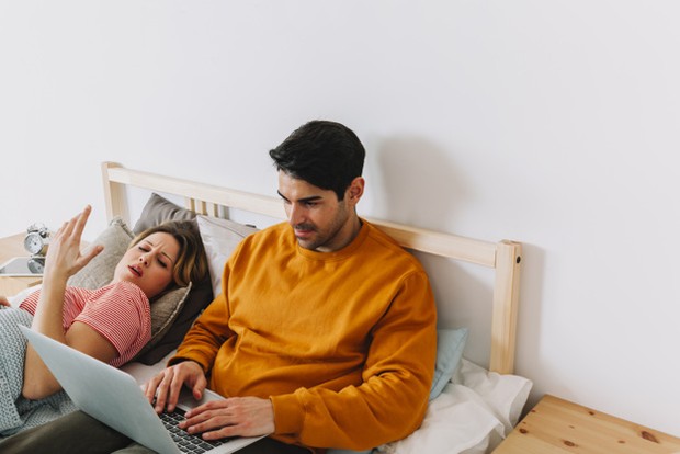 Meskipun kamu pernah melakukan percakapan yang mendalam dan jika pasangan kamu sepertinya tidak mengingatnya, hubungan kamu ada masalah.