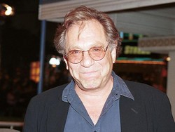 Aktor George Segal Meninggal di Usia 87 Tahun