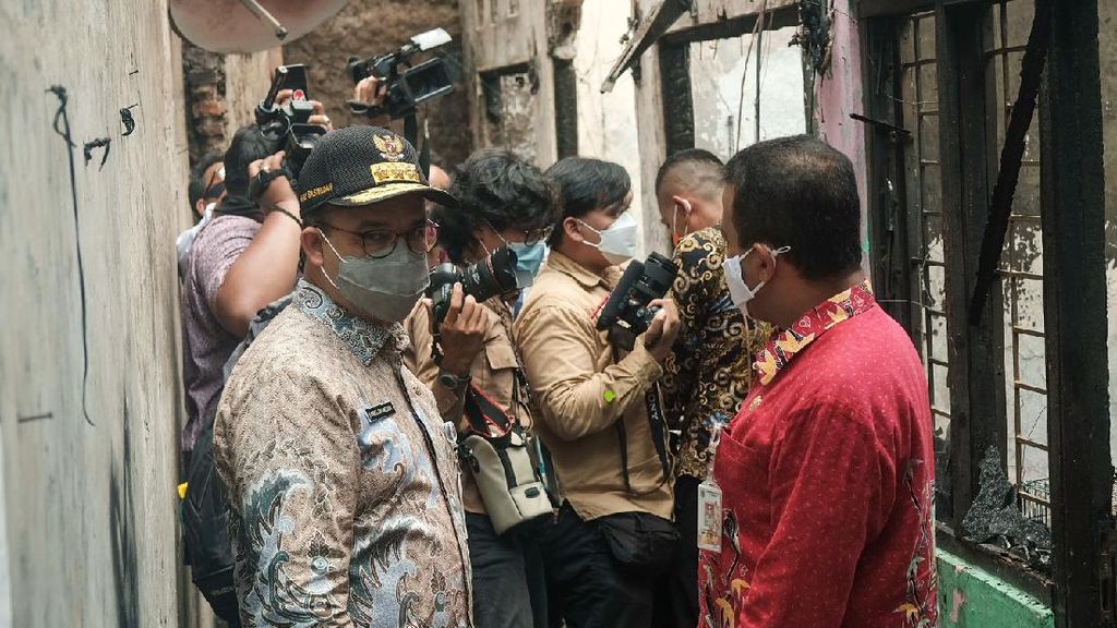 Potret Anies Datangi Lokasi Kebakaran Tewaskan 10 Orang di Matraman Potret Anies Datangi Lokasi Kebakaran Tewaskan 10 Orang di Matraman