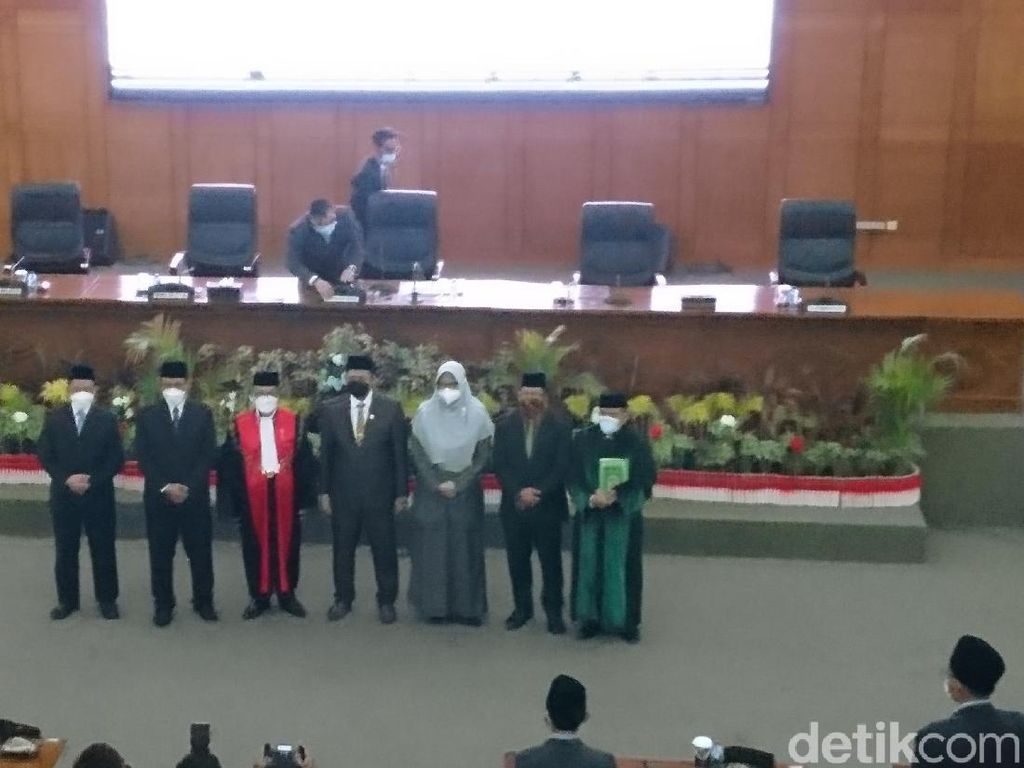 Sah! Isro Miraj Naik Jadi Ketua DPRD Cilegon Gantikan Endang Effendi Sah! Isro Miraj Naik Jadi Ketua DPRD Cilegon Gantikan Endang Effendi