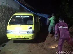 Jalan Penghubung Dua Desa di Sumedang Tertutup Longsor