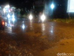 Meski Telah Diperbaiki, Jl Cikaret Bogor Tergenang Usai Diguyur Hujan