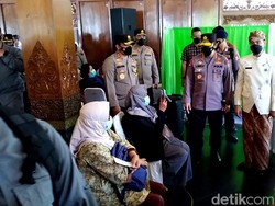 Kapolri Bareng Gibran Cek Vaksinasi Corona Tokoh Masyarakat di Solo