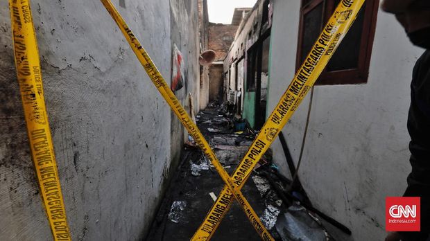 Puing bangunan paska kebakaran di permukiman padat penduduk Jalan Pisangan Baru lll, Jakarta. Kamis, 25 Maret 2021. (CNN Indonesia/ Adhi Wicaksono)
