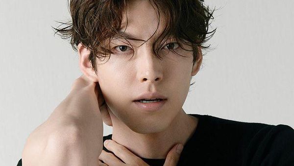 Foto: Kim Woo Bin Tuai Pujian, Sembuh dari Kanker Makin Bugar