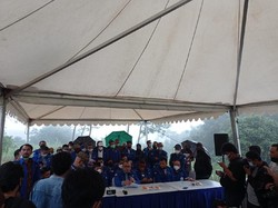 Demokrat Kubu Moeldoko Gelar Konferensi Pers di Tengah Hujan di Hambalang