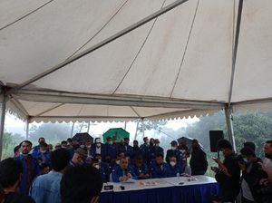Demokrat Kubu Moeldoko Gelar Konferensi Pers di Tengah Hujan di Hambalang Demokrat Kubu Moeldoko Gelar Konferensi Pers di Tengah Hujan di Hambalang