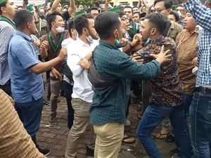 HMI Siap Berunding dengan Kapolda Jatim Cari Solusi 6 Kader yang Diamankan HMI Siap Berunding dengan Kapolda Jatim Cari Solusi 6 Kader yang Diamankan