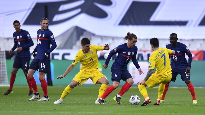 PARIS, FRANCE - MARCH 24: Antoine Griezmann of France is closed down by Ruslan Malinovskiy and Mykola Shaparenko of Ukraine during the FIFA World Cup 2022 Qatar qualifying match between France and Ukraine on March 24, 2021 in Paris, France. Sporting stadiums around France remain under strict restrictions due to the Coronavirus Pandemic as Government social distancing laws prohibit fans inside venues resulting in games being played behind closed doors. (Photo by Aurelien Meunier/Getty Images)