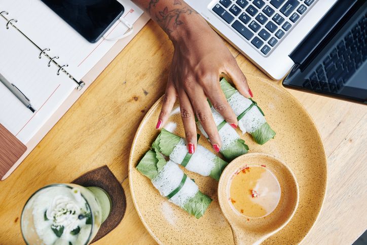 makan siang di meja kerja tidak sehat