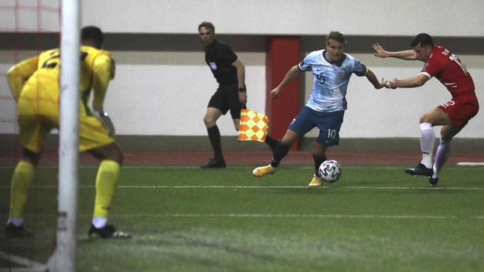 Norways Martin Ødegaard fights for the ball during the World Cup 2022 group G qualifying soccer match between Gibraltar and Norway in Gibraltar, Wednesday March 24, 2021. (AP Photo/Javier Fergo)