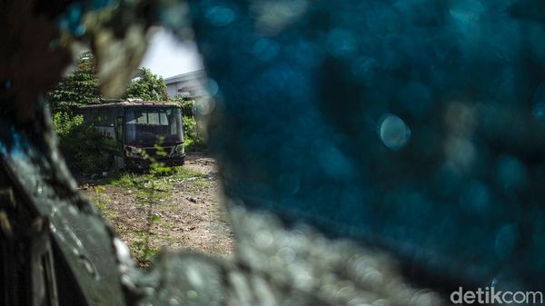 Intip Foto Kuburan Bus Rongsok di Tambun