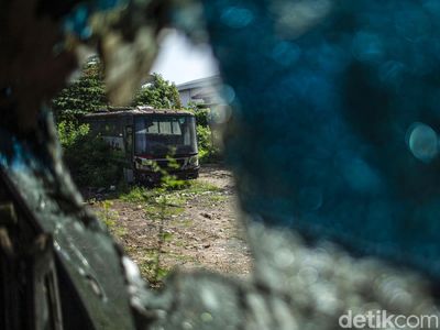 Intip Foto Kuburan Bus Rongsok di Tambun