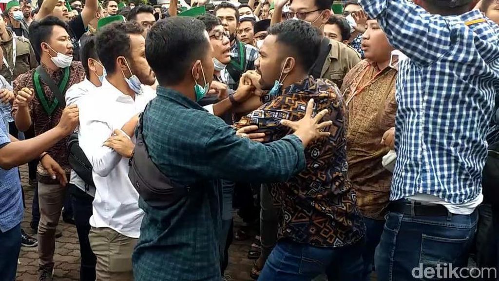 Momen Adu Jotos Pemilihan Ketum HMI di Surabaya Momen Adu Jotos Pemilihan Ketum HMI di Surabaya