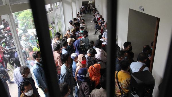 Momen saat Ratusan Karyawan Tuntut Pembayaran Gaji