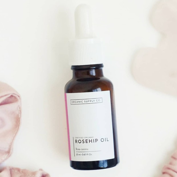Rosehip oil dari brand lokal Organic Supply Co ini  berasal dari jenis mawar Rosa Canina. Rosehip oil ini mengandung vitamin A dan E, asam lemak esensial, asam linoleat dan linoleat dalam jumlah tinggi.