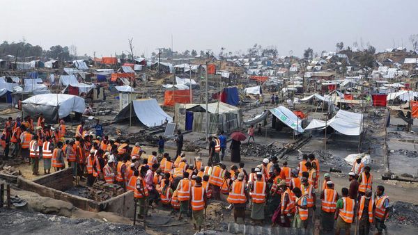 Ramai-ramai Relawan Bantu Bangun Tenda Pengungsi Rohingya