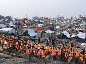 Ramai-ramai Relawan Bantu Bangun Tenda Pengungsi Rohingya