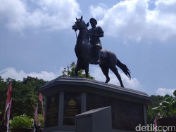 Kapolri Resmikan Patung Bapak Brimob M Jasin di Akpol Semarang