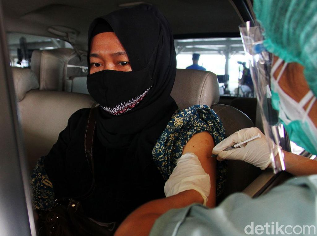 Rumah Sakit UI Layani Vaksinasi Drive Thru Rumah Sakit UI Layani Vaksinasi Drive Thru