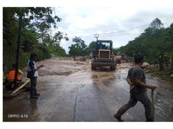 Sempat Tertutup Longsor, Jalan Bandung-Garut Kembali Bisa Dilintasi