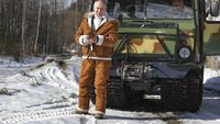 Foto: 7 Aksi Vladimir Putin Pemotretan di Hutan Bersalju, Bak Model