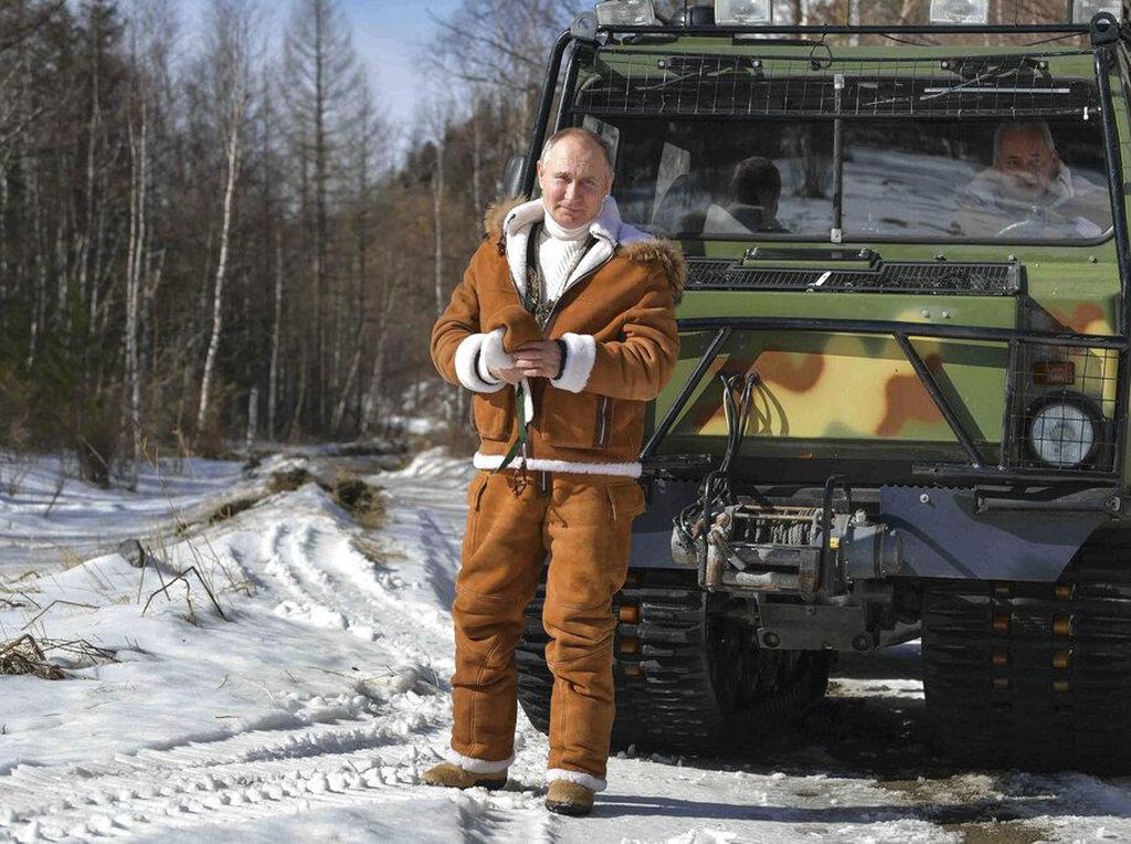 Foto: 7 Aksi Vladimir Putin Pemotretan di Hutan Bersalju, Bak Model Foto: 7 Aksi Vladimir Putin Pemotretan di Hutan Bersalju, Bak Model
