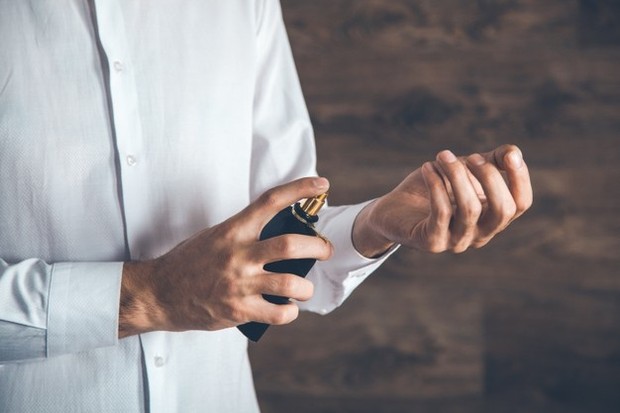 Orang-orang yang suka parfum beraroma bunga mawar cenderung mawas diri dan peka terhadap kebutuhan orang lain. Mereka cenderung mempertimbangkan semua pilihan sebelum membuat pilihan.