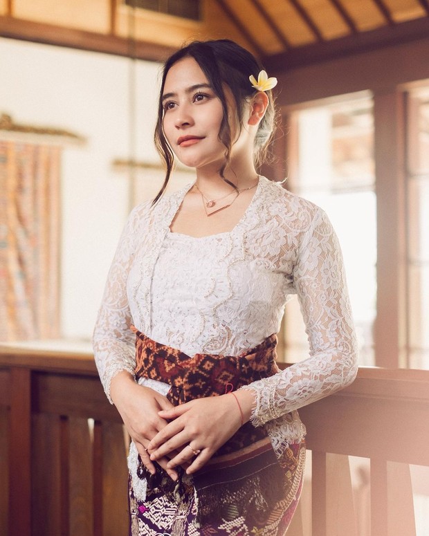 Prilly Latuconsina memakai pakaian tradisional Bali/instagram.com/prillylatuconsina96
