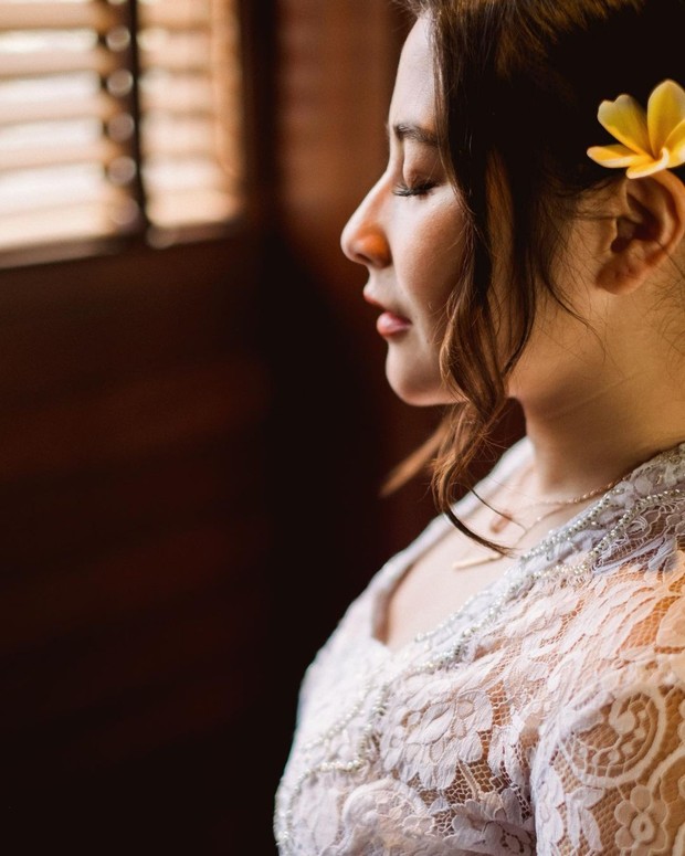 Prilly Latuconsina selipkan bunga kamboja di telinga/instagram.com/prillylatuconsina96