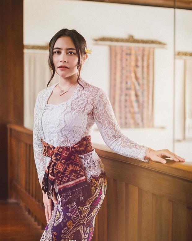 Prilly Latuconsina berpose cantik dengan kebaya bali/instagram.com/prillylatuconsina96